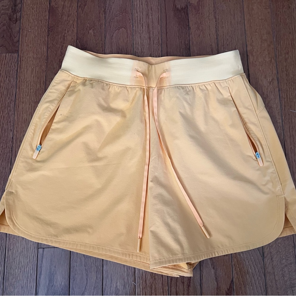 GUC Lululemon License to Train High-Rise Short 4" size 6
Color: Mango Dream